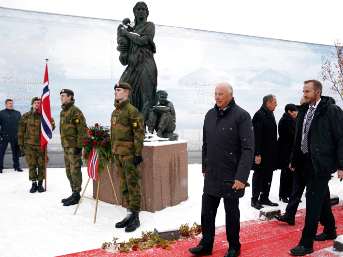 Kransenedleggelse ved Krigsmødremonumentet i Kirkenes. Foto: Heiko Junge, NTB scanpix